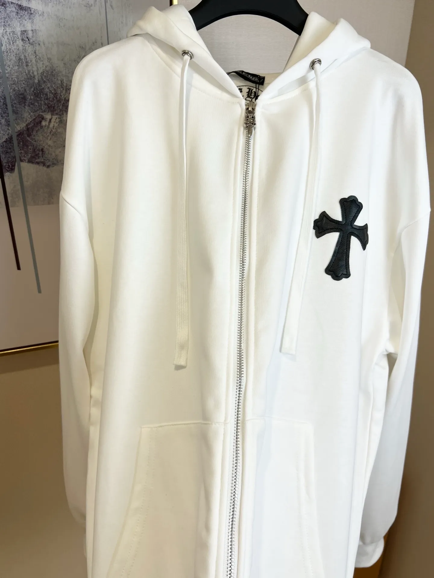 P360 Size: S/M/L/XL White/Black Unisex Chrome hearts ❤️Embroidered cross sweatshirt zipper jacket, comfortable and soft fabric, casual and comfortable to wear. The body is embellished with Sanskrit printing of the brand, which adds highlights to the solid color. The loose fit gives people a versatile feeling, and the upper body effect is also very strong. It is a super good-looking one. ⚠️Washing method: Please wrap pure cotton products in a laundry bag on the back for quick machine washing in cold water! ! Do not soak/wash in warm water!